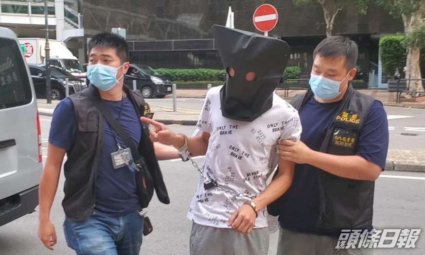 警方將涉嫌行劫男子帶到尖沙嘴重組案情。徐裕民攝