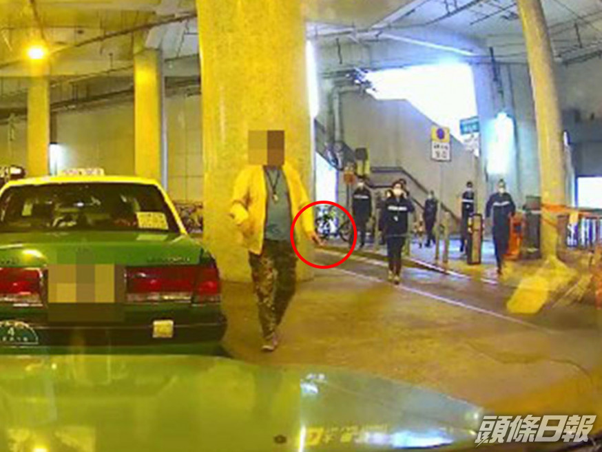 一名新界的士司機落車時被控煙辦截停,當時他手上正夾住一支正點燃的香煙(紅圈示)。網上片段截圖