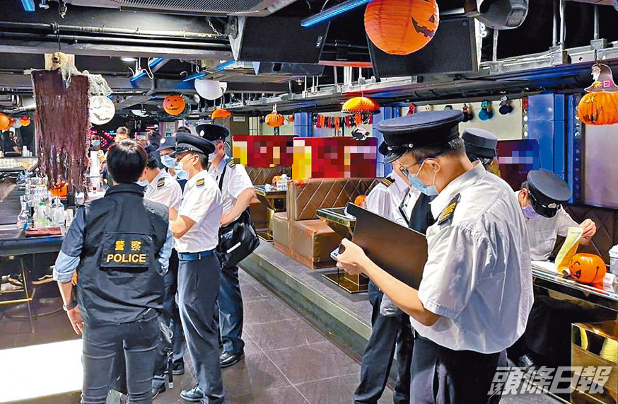 ■警方聯同食環署巡查蘭桂坊食肆及酒吧。