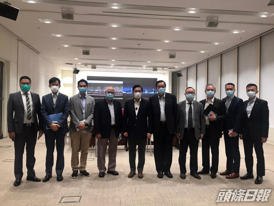 林健鋒(左5)聯同多位工商界議員,與金管局高層及多家銀行代表會面。