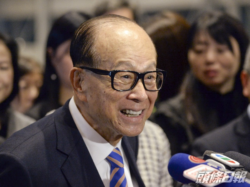 李嘉誠感謝每一醫護。資料圖片