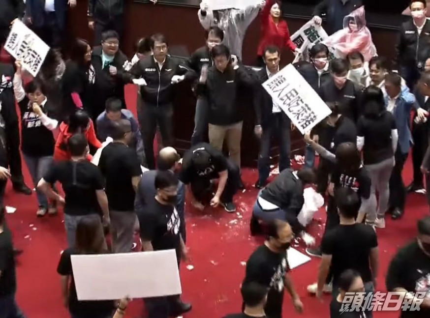 台灣立法院爆發衝突。網圖