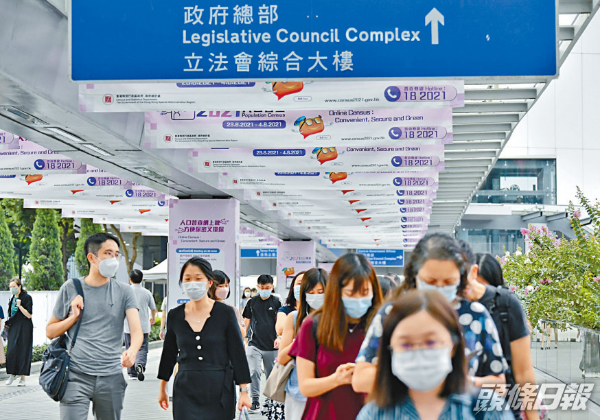 公務員事務局文件顯示,超過一萬一千名去年七月一日後入職的公務員已簽署聲明。