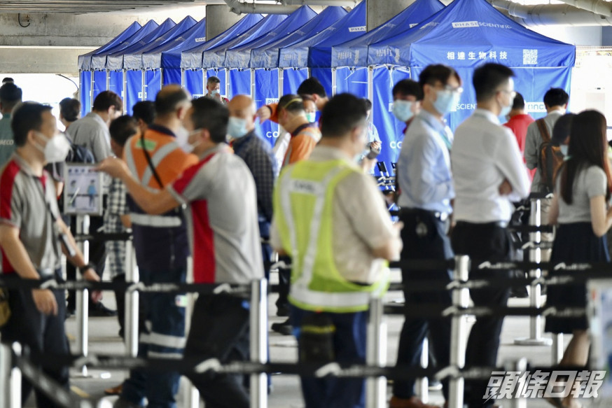 特定群組機場員工的檢測頻率將於明日起加強至每三天進行一次。資料圖片