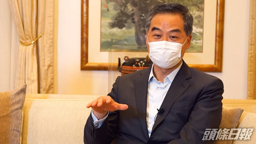梁振英接受訪問。影片截圖