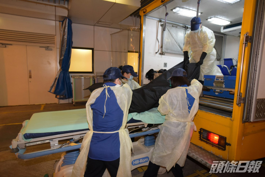 綠蛋島意外被閃電擊斃死者,由仵工送往殮房。黃文威攝