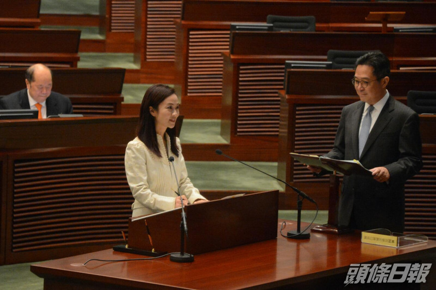 消息指政府研究由特首為立法會議員監誓。資料圖片