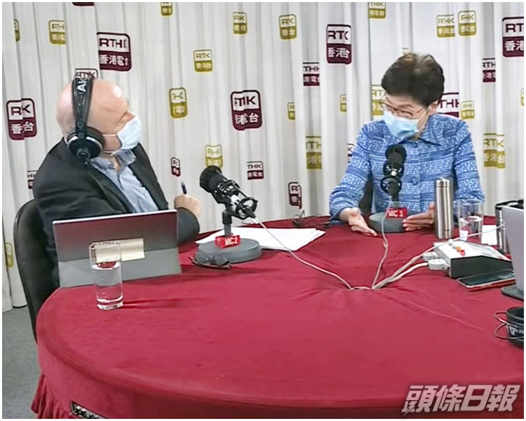 Hugh Chiverton(左)7月23日在英文節目「Backchat」上訪問林鄭月娥。網上截圖
