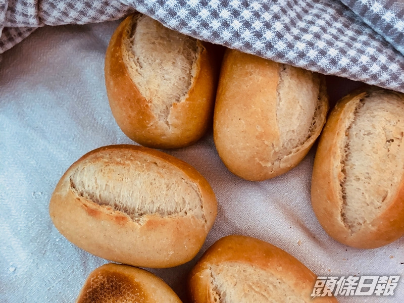 港男指女友疫情下愛上焗麵包,之後就瘋狂出貨,令他一周吃足12餐,感到甜蜜又苦惱。unsplash圖片