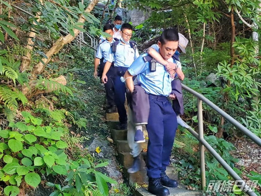警察背89歲翁落山相片惹熱議 。FB圖片