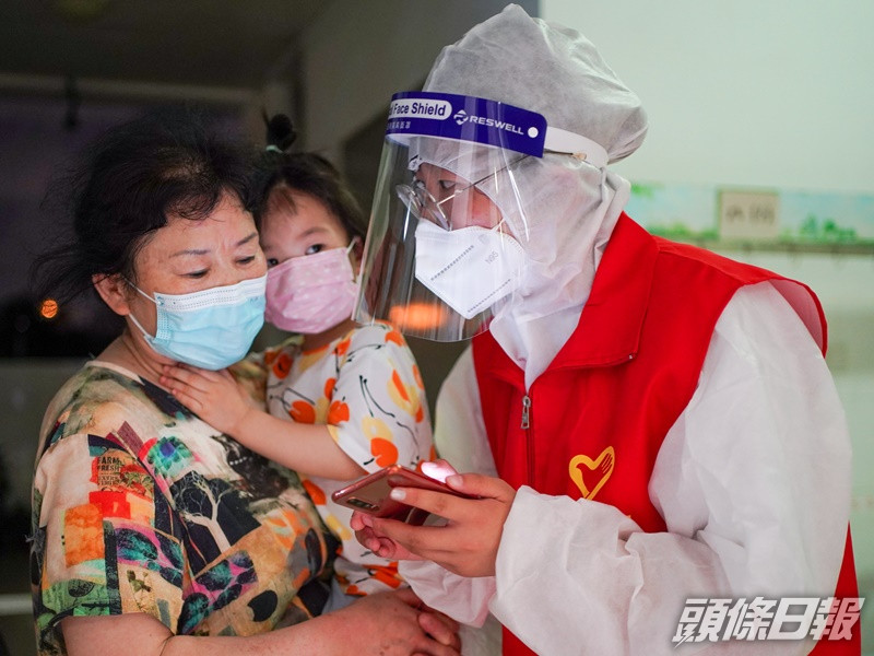 南京市民到江寧區核酸檢測點做檢測。新華社