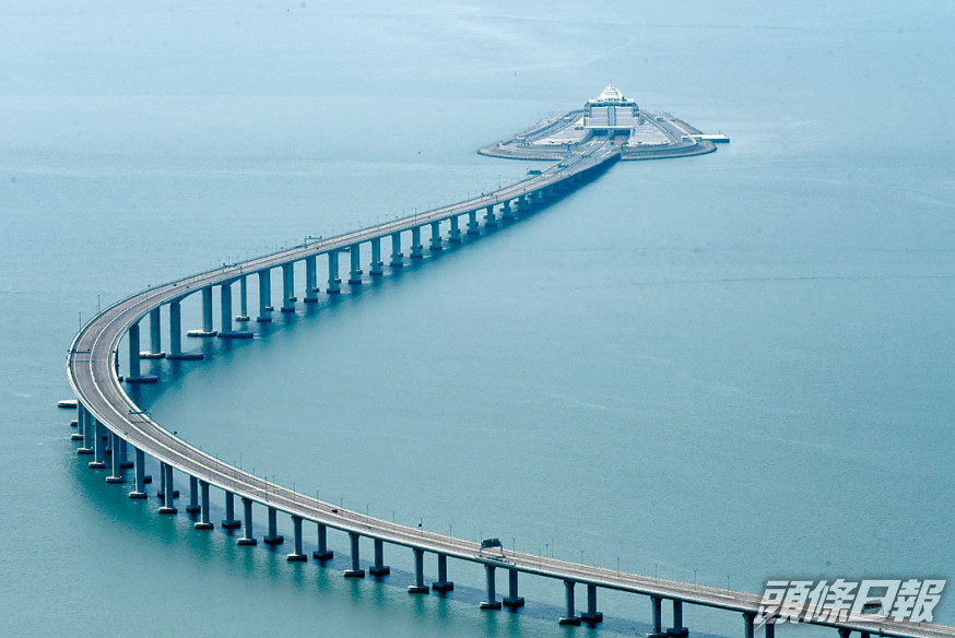 迪園鄰近港珠澳大橋,可吸引到訪澳門的旅客來港。資料圖片