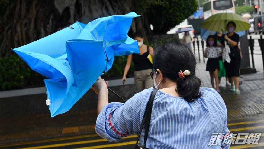 天文台預料,明日(11日)多雲,有驟雨及狂風雷暴。