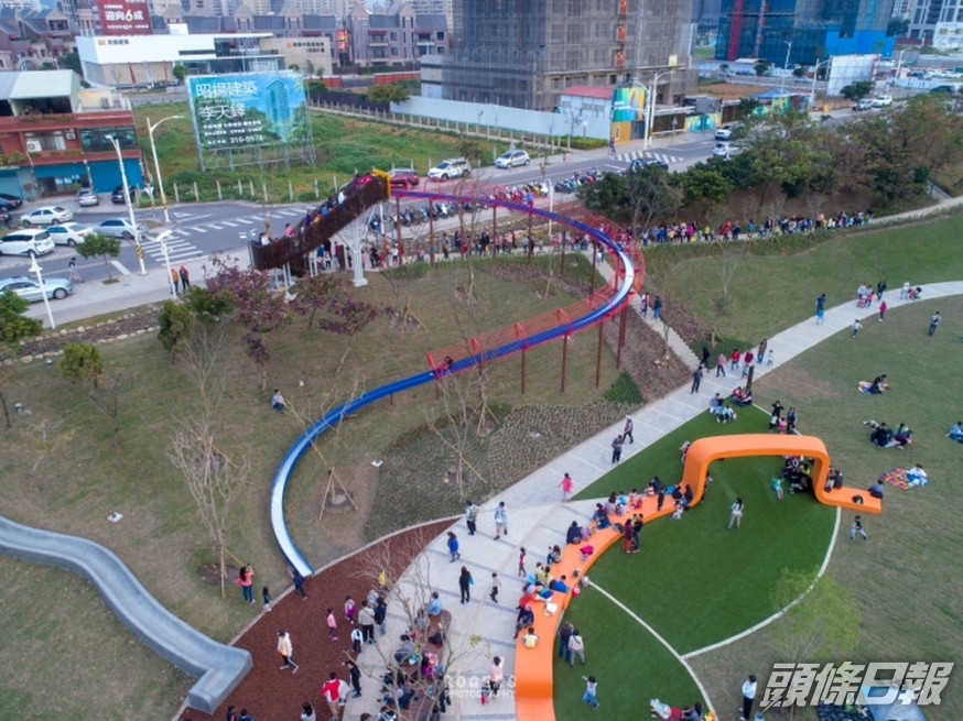 台灣桃園風禾公園50米長滾輪溜滑梯。