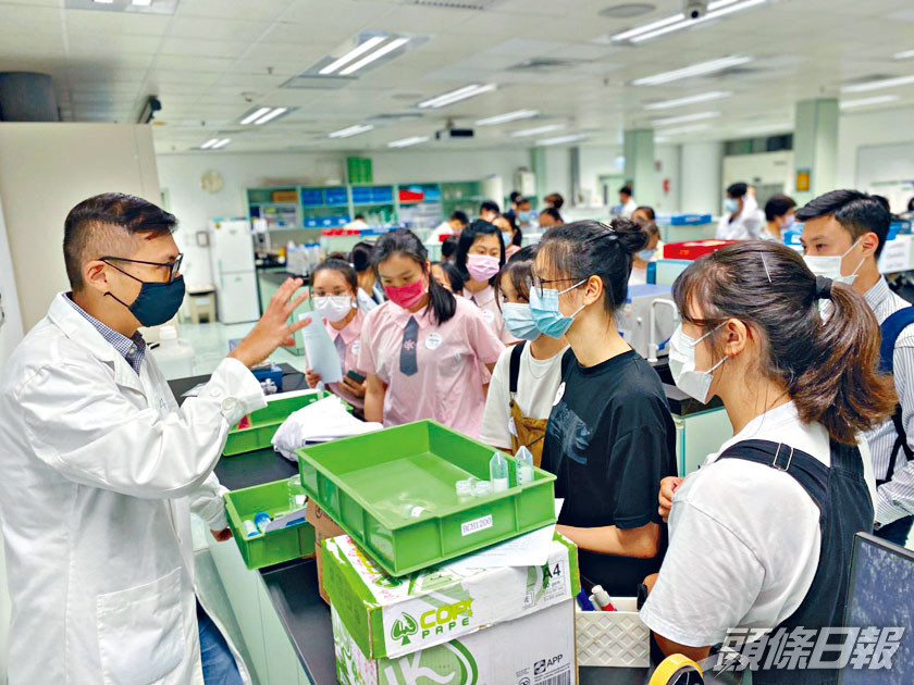 城大早前為參賽學生舉行工作坊,學習化妝品配方原理及實驗技巧,以設計及配製參賽化妝品。