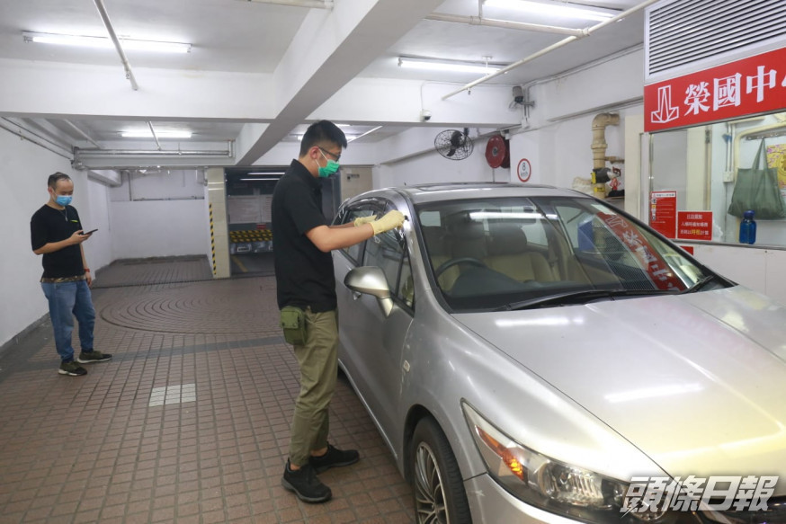 警員搜查私家車及套取指模。