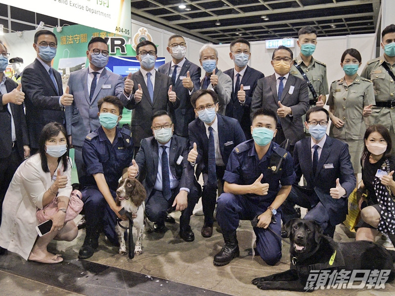海關於教育展設立攤位,介紹部門工作及投考需知,獲楊潤雄捧場。