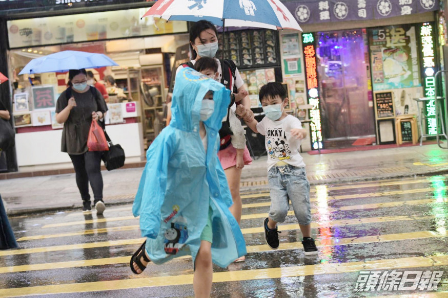 預測大致多雲,間中有狂風驟雨,雨勢有時頗大及有雷暴。