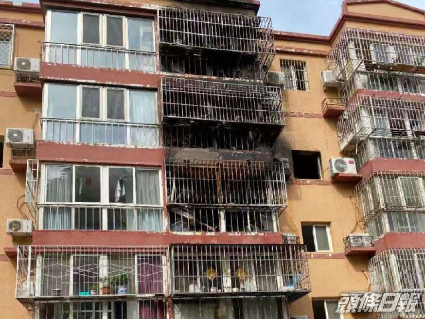 北京有大廈因為住戶將電動車搬入室內充電而發生火警。(網上圖片)