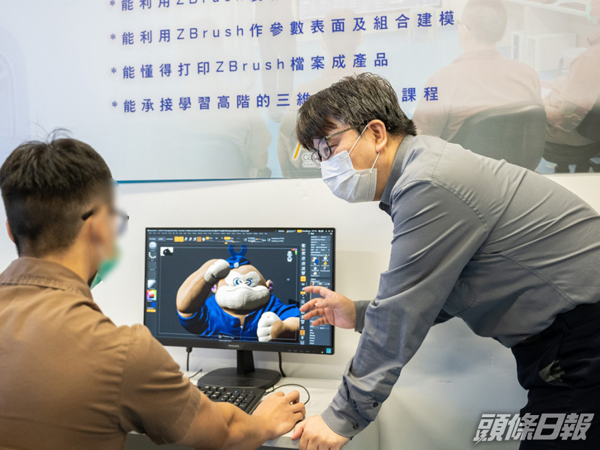 學員在導師指導下進行三維立體設計繪圖及打印工作。