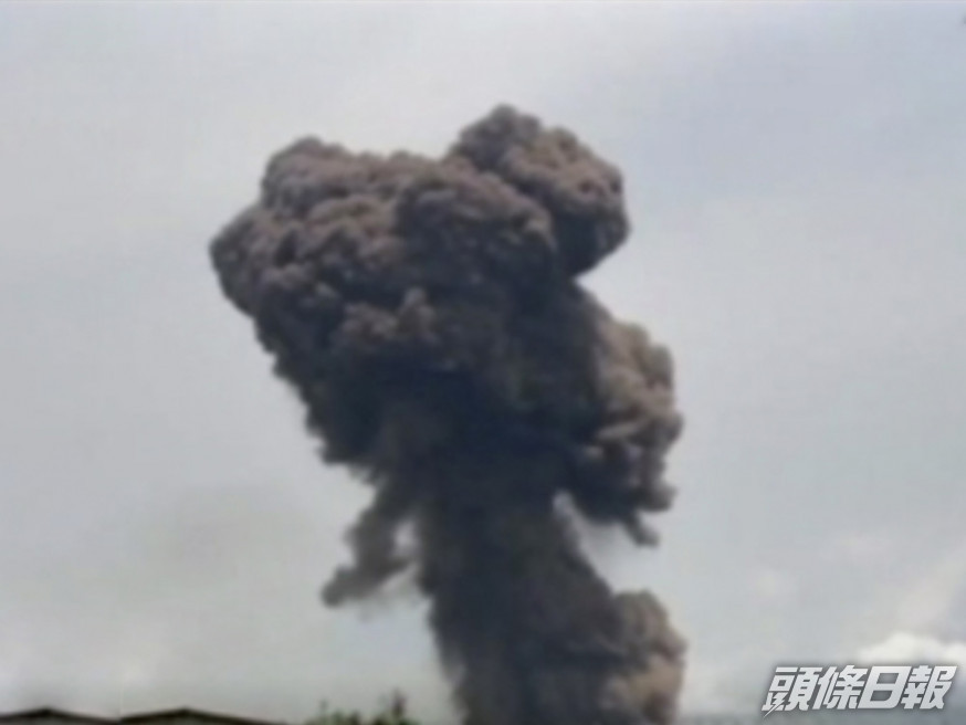 赤道幾內亞軍營發生爆炸, 濃濃的黑煙從營地升起。(AP圖片)