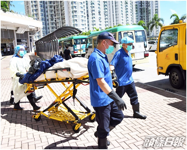仵工下午到現場移走遺體。