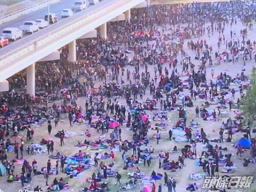 大量非法移民聚集在美墨邊境的大橋下,希望進入美國。(片段截圖)