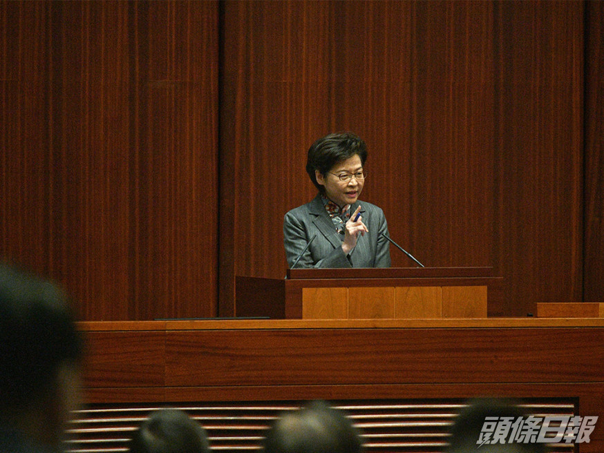 林鄭月娥撰文稱,跳舞群組把香港推進新一波疫情。資料圖片