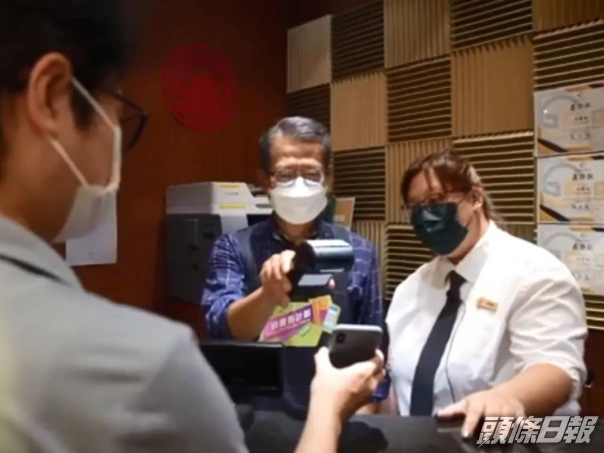 陳茂波化身茶餐廳待應幫食客找續。陳茂波fb片段截圖
