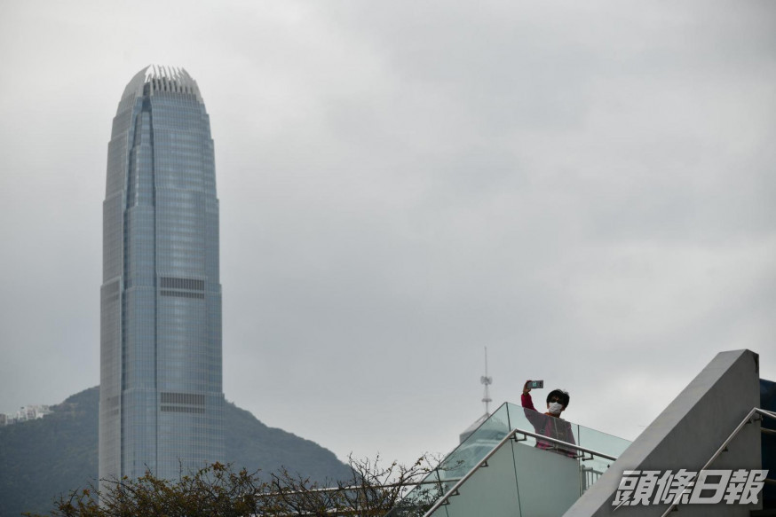 今日大致多雲,間中有驟雨及幾陣狂風雷暴,部分地區雨勢有時頗大。資料圖片