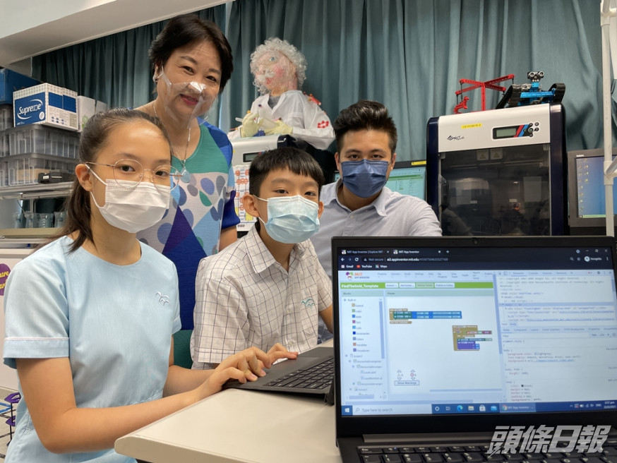 黃文彥(前排右起)與容紫晴,通過遙距課程學習編程,文彥期望成為遊戲開發者,在遊戲平台銷售。袁嘉詠攝