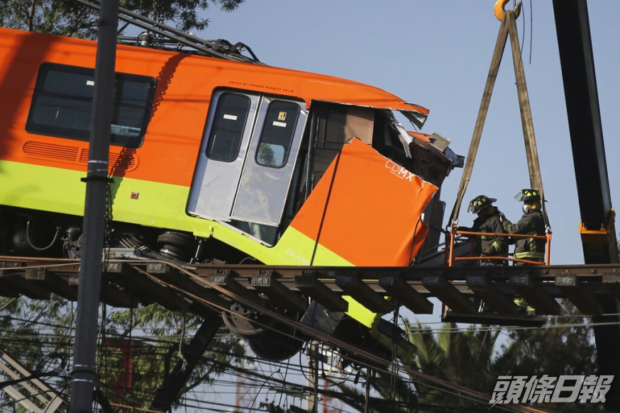 墨西哥城架空鐵路橋倒塌至少23人死亡。AP圖片