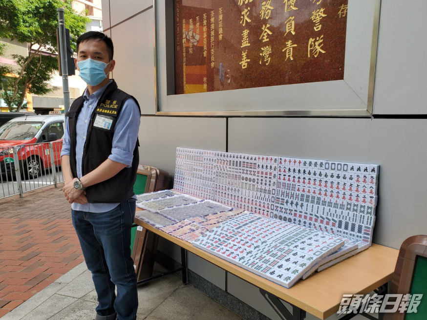 警方展示檢獲的賭博用具。