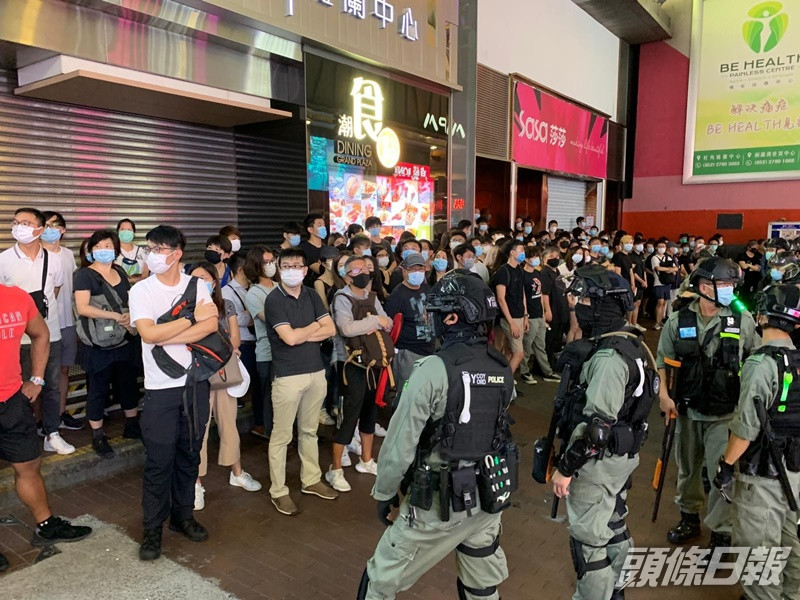 去年6月12日旺角一帶有多人聚集堵路等,防暴警到場。資料圖片