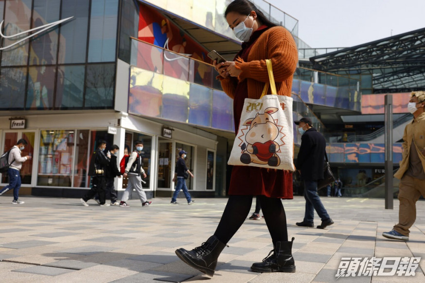 內地官方媒體點名批評多間國際服裝品牌,去年發表聲明抵制新疆棉花。AP圖片
