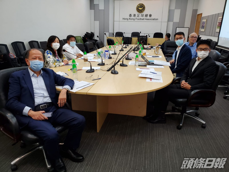 足總主席貝鈞奇(左)表示,麥柏倫是否留任,將留待下周五選出新董事後再討論。吳家祺攝