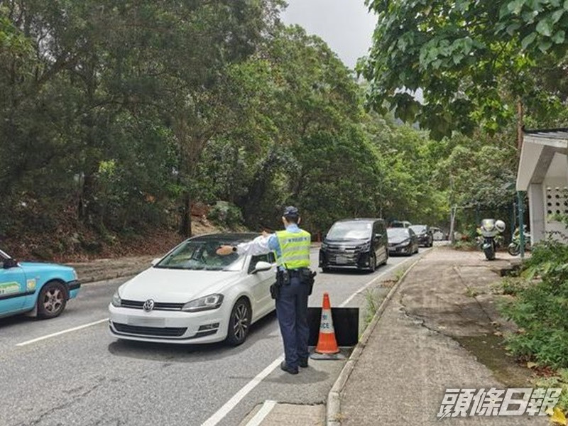 警方於大嶼山一帶截查車輛嚴打禁區假通行證。圖:警方提供