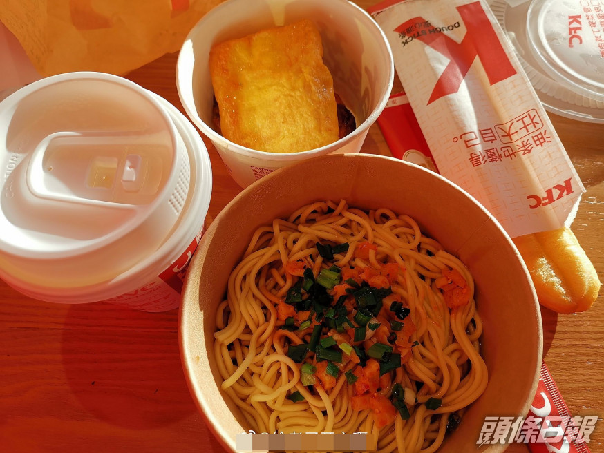 肯德基今日起在武漢限定發售熱乾麵。網圖