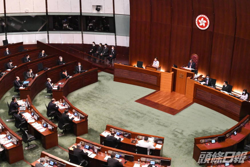 林鄭月娥指批准巴士加價是困難的決定,若不加價,最終基層市民也會受影響。
