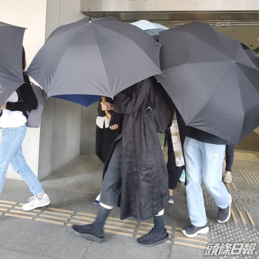 丘子樂離開法院。資料圖片