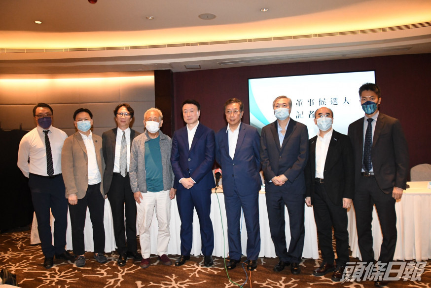 董事候選人伍健(左四)及康寶駒(左三)舉辦記者會宣傳造勢。 本報記者攝