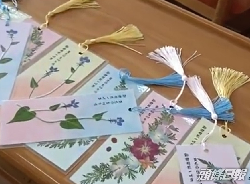 以校園內花草製作而成的書籤,上面還寫有畢業生姓名的校長簽名。影片截圖
