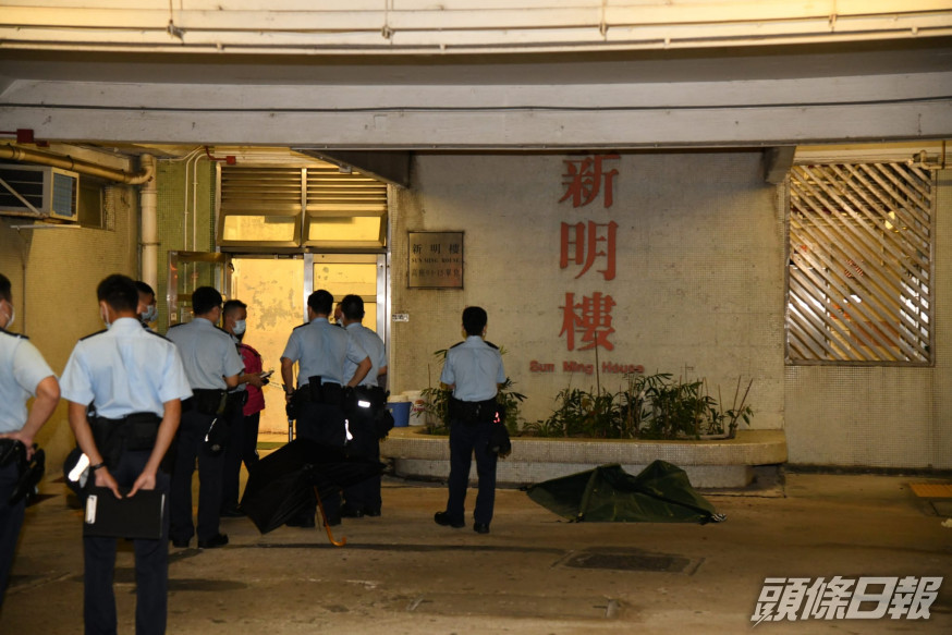 警員用帳篷遮蔽屍體。