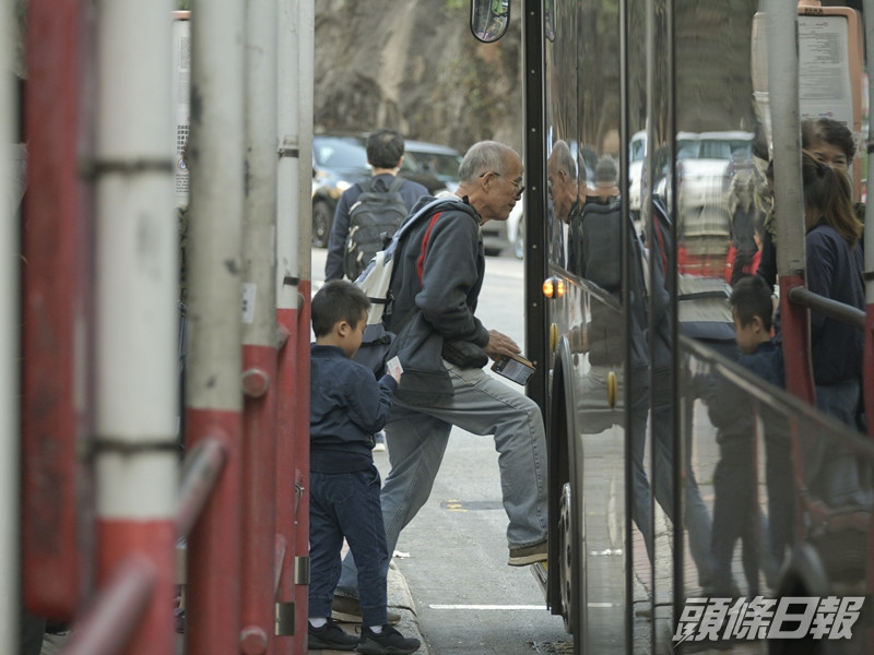 60歲兩蚊搭車遇阻。資料圖片