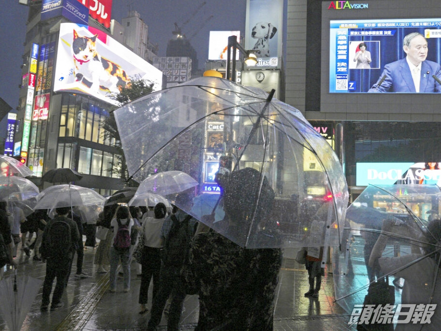 東京新景點3D貓及聖火台等地仍可看到大批民眾爭相拍照。AP資料圖片