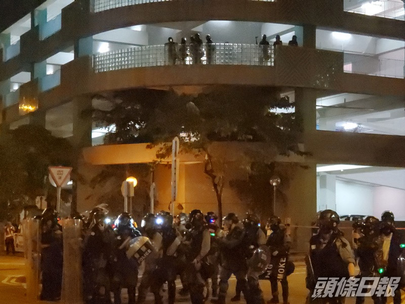 消防隊目指在停車場三樓嗅到刺鼻氣味。