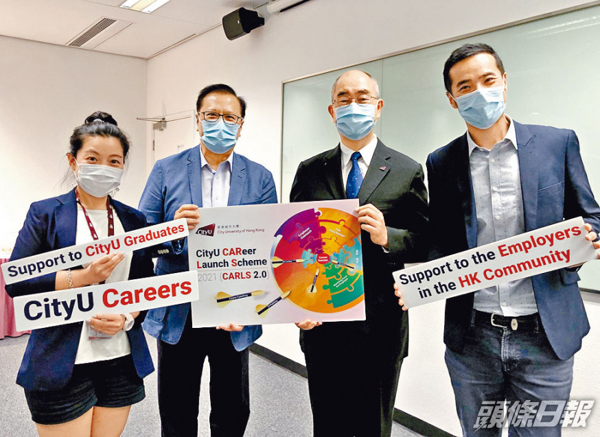 黃志添(左二)指,疫情下不少人在綫上做生意,形容資訊科技業正在「搶人」。