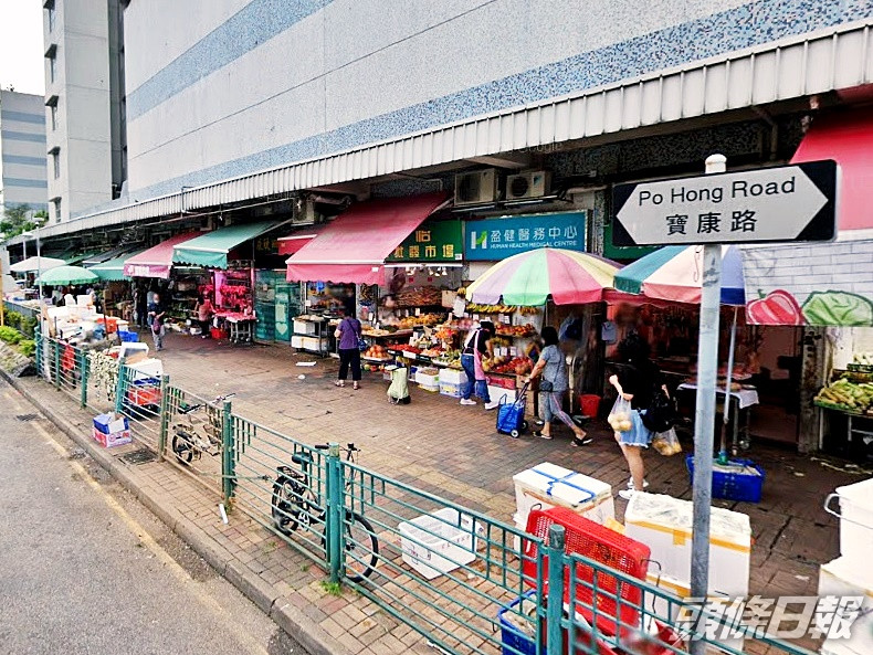 一名女子在將軍澳富康花園街市購買菇類進食 ,疑出現食物中毒。資料圖片
