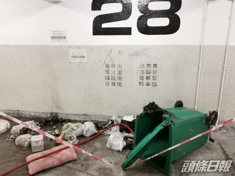 其中一個被縱火垃圾桶,垃圾散落一地。黃文威攝
