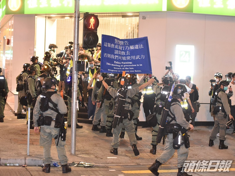 當日大批人士在旺角遊走及企圖堵路,警方到場驅趕。資料圖片
